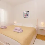 Daire Amazing Apartment In Pirovac With Wifi *