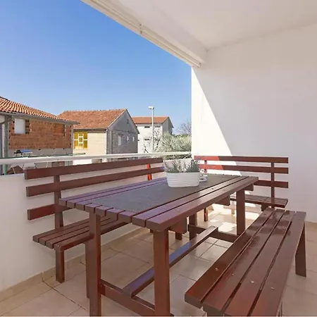 Daire Amazing Apartment In Pirovac With Wifi *